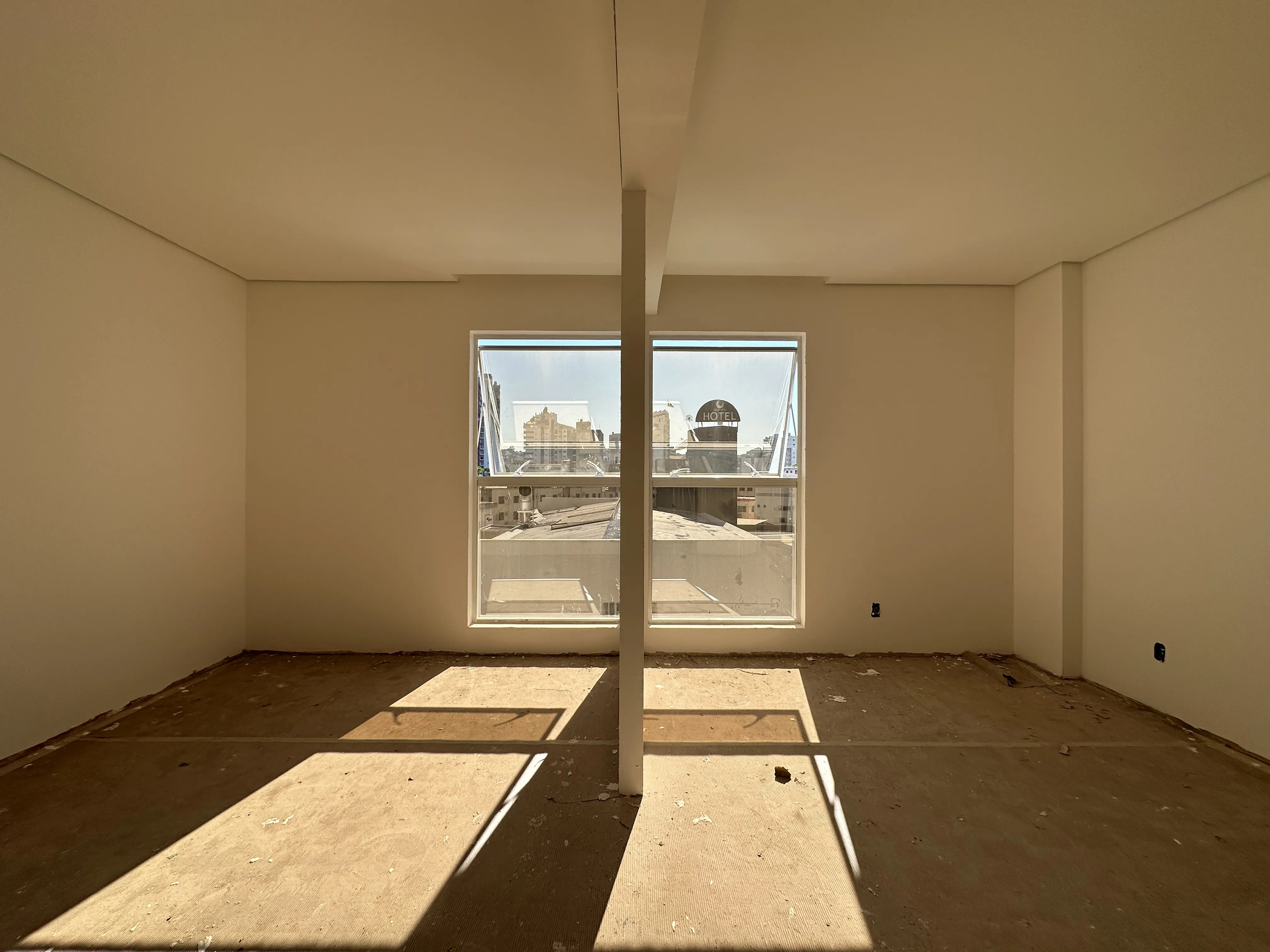 Obra em andamento, luz natural atravessando o espaço